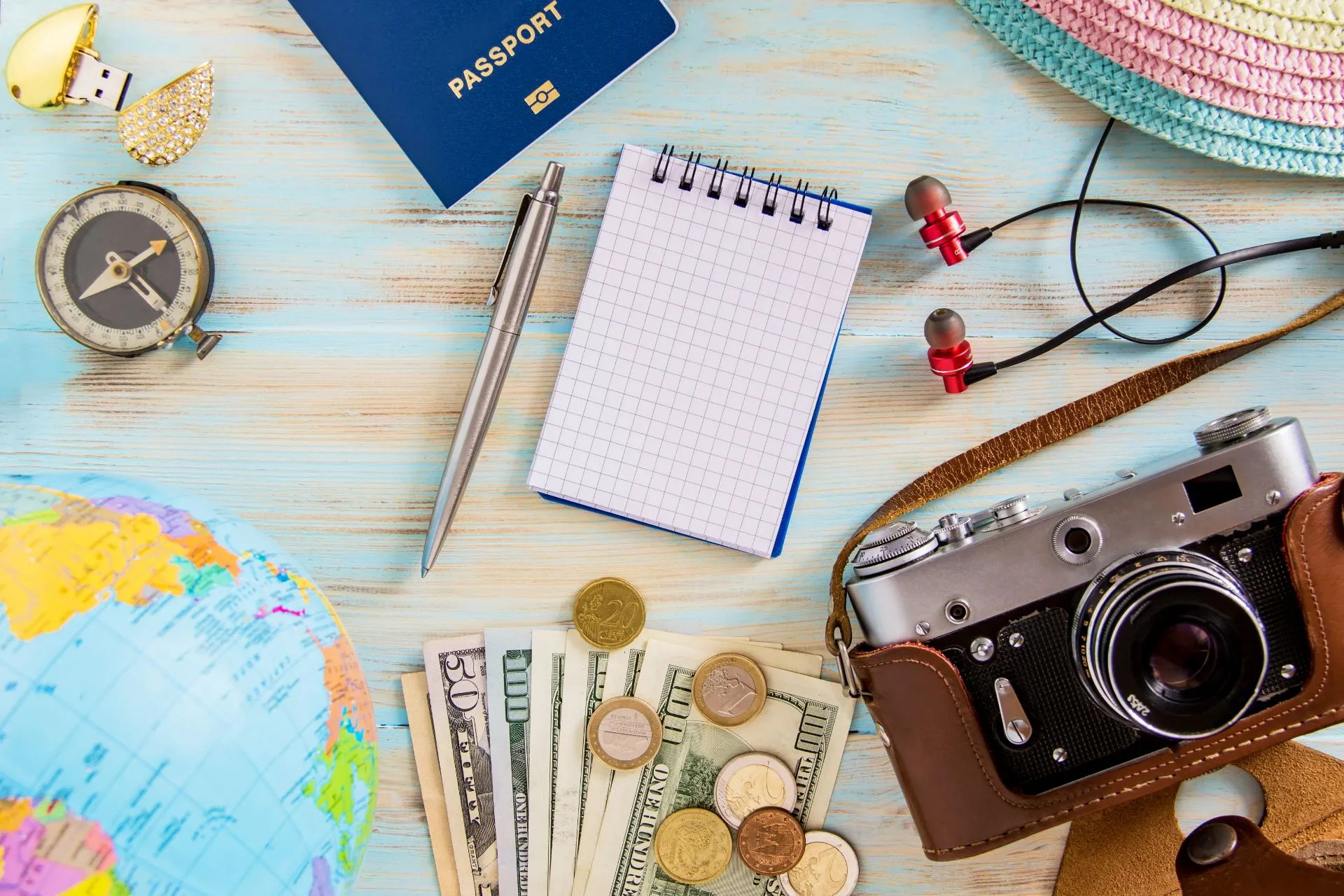 Persona escribiendo en un diario de viaje con un mapa de fondo
